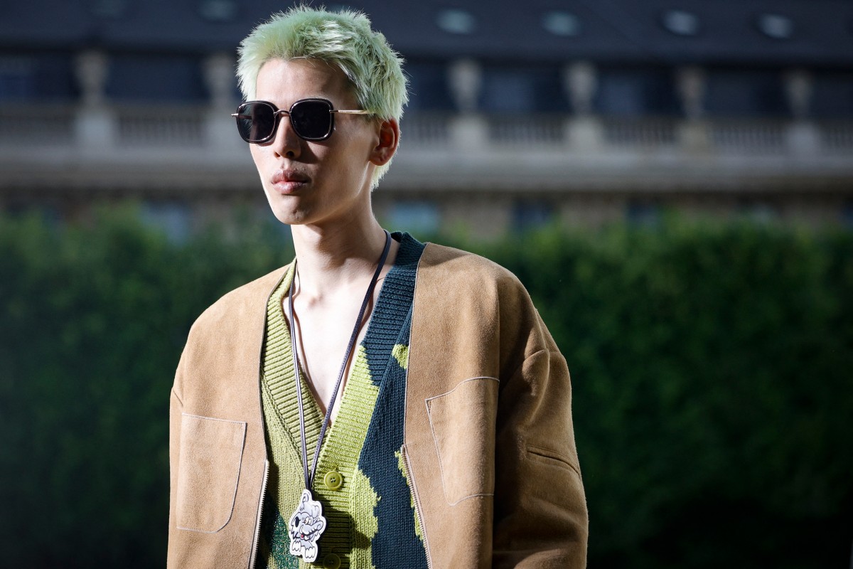 بالصور- عمال بناء ومهرجون باليوم الثاني من أسبوع الموضة الرجالية في باريس